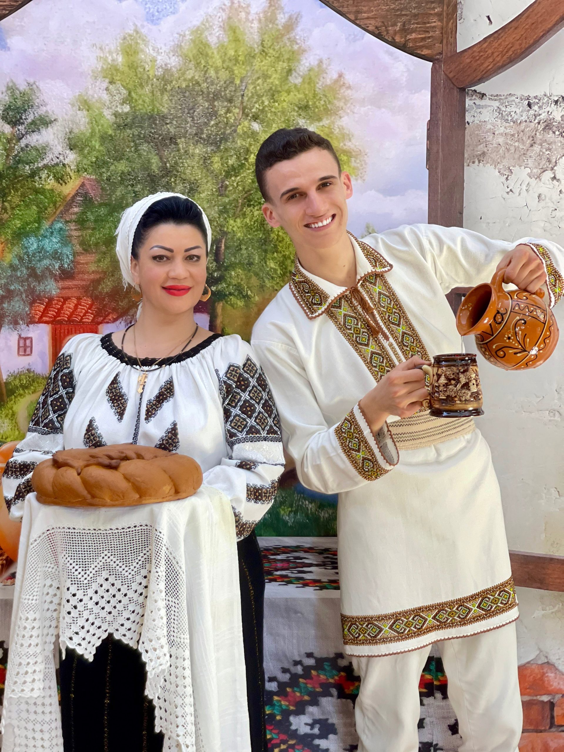 ”𝗣𝗼𝗳𝘁𝗶𝗺 𝗹𝗮 𝗡𝗼𝗶” 𝗰𝘂 𝗗𝗼𝗶𝗻𝗮 ș𝗶 𝗡𝗲𝗕𝘂𝗻𝘂 – Liliana Prado, Adrian Ursu, Ioana Căpraru și Vladimir Serbușca