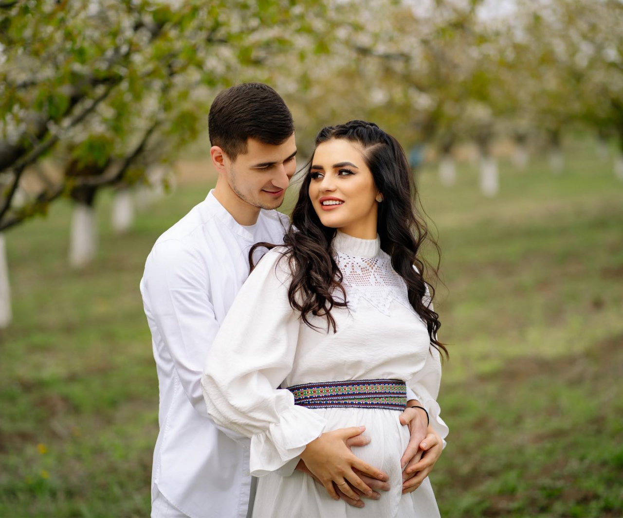 Mihaela Tabură, cu burtica de graviduță la vedere în ultimul său videoclip  (VIDEO)